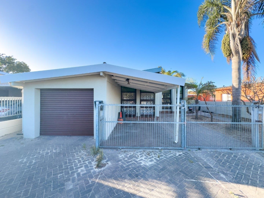 3 Bedroom Property for Sale in Peerless Park East Western Cape